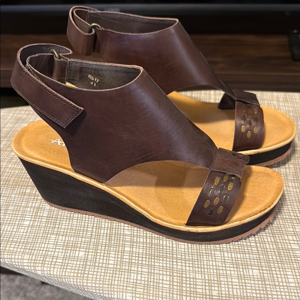 Brown Leather Women's Sandals - Picture 3 of 3